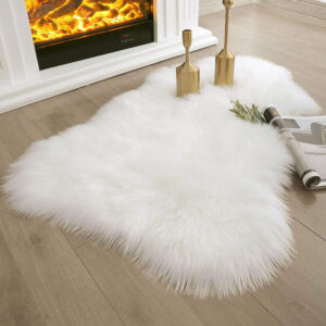 Puszysty biały dywanik ozdobny w stylu boho