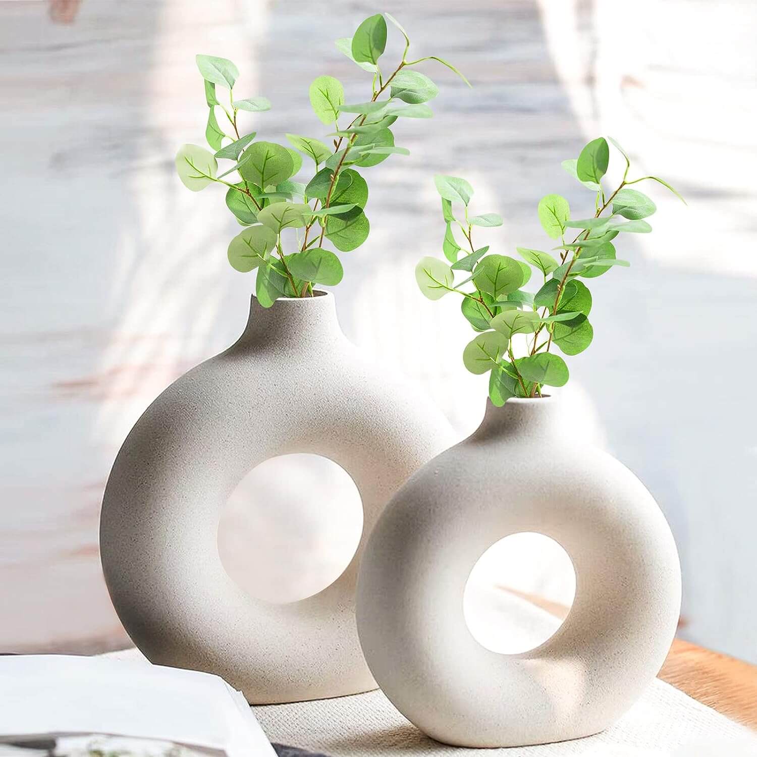 Zestaw okrągłych białych wazonów w stylu boho — trend z Pinteresta. Wazon do pampasów i suszek